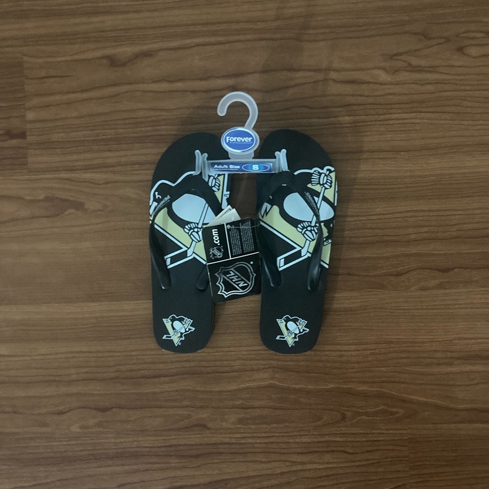Forever Collectibles Pittsburgh Penguins Flip Flops, Size S